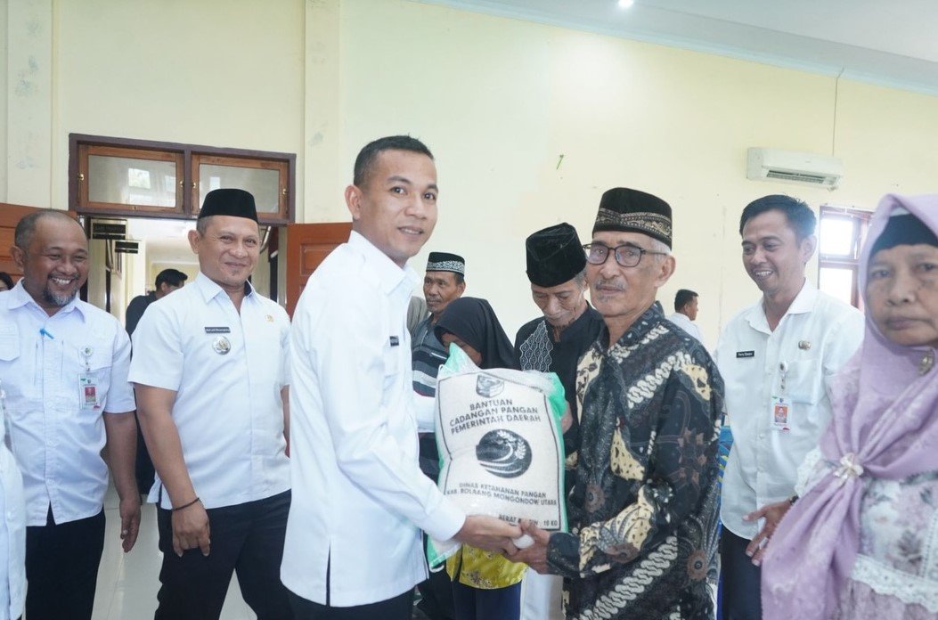 Wakil Bupati Bolmut menyerahkan bantuan beras cadangan pangan kepada warga