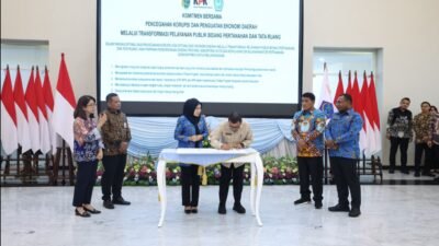 Bupati Bolmut bersama KPK RI saat rapat koordinasi pencegahan korupsi pertanahan di Manado