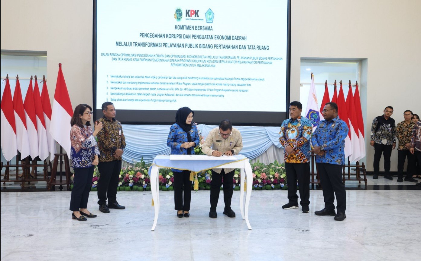 Bupati Bolmut bersama KPK RI saat rapat koordinasi pencegahan korupsi pertanahan di Manado