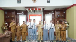 Bupati Bolmut bersama empat Calon Paskibraka Utusan Bolmut sebelum mengikuti seleksi tingkat Provinsi Sulawesi Utara 2026.