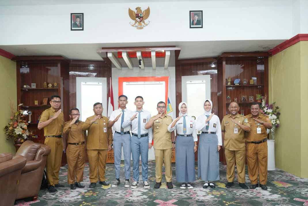 Bupati Bolmut bersama empat Calon Paskibraka Utusan Bolmut sebelum mengikuti seleksi tingkat Provinsi Sulawesi Utara 2026.