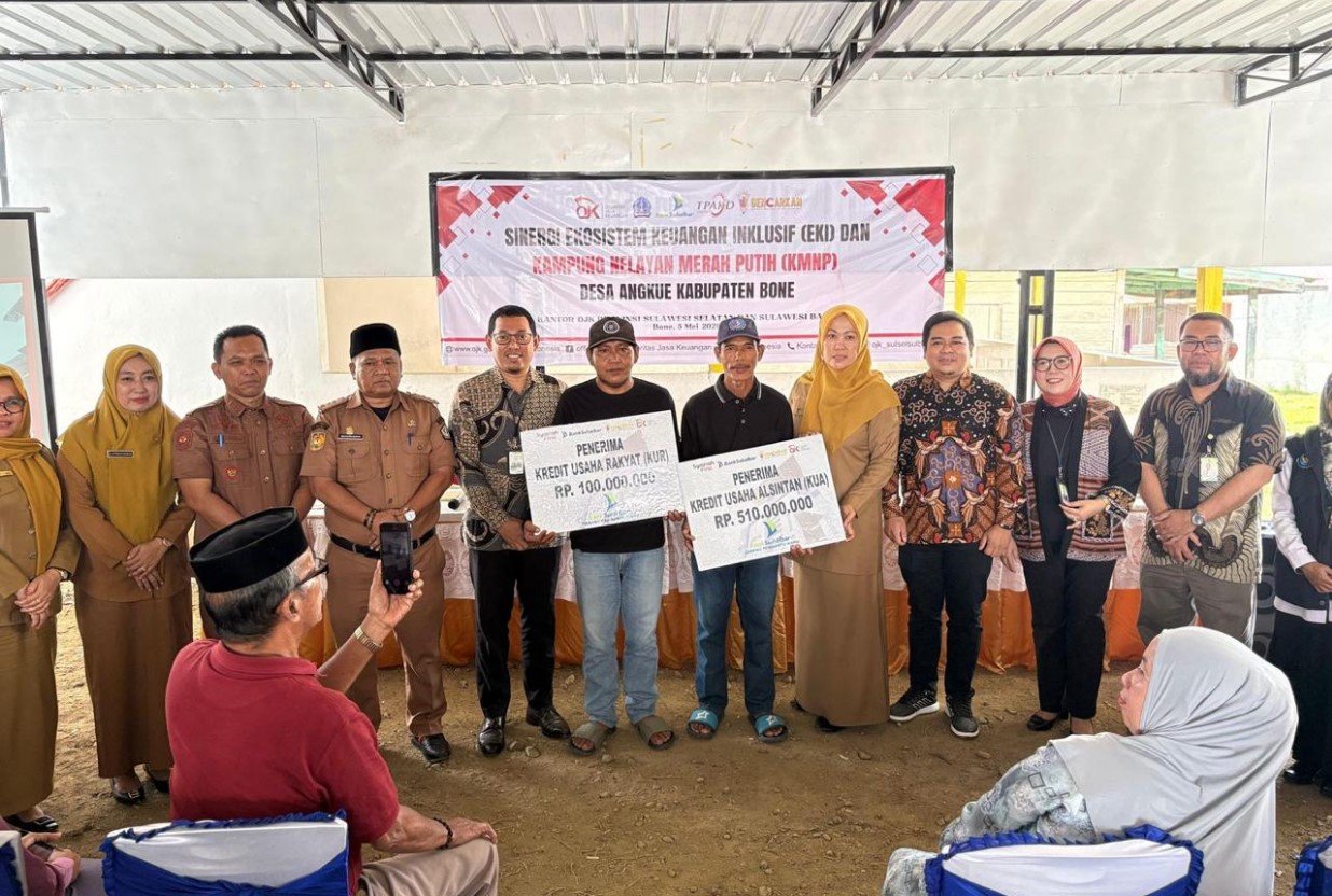 Hj Andi Tenriawaru menghadiri launching Ekosistem Keuangan Inklusif di Desa Angkue Kabupaten Bone.
