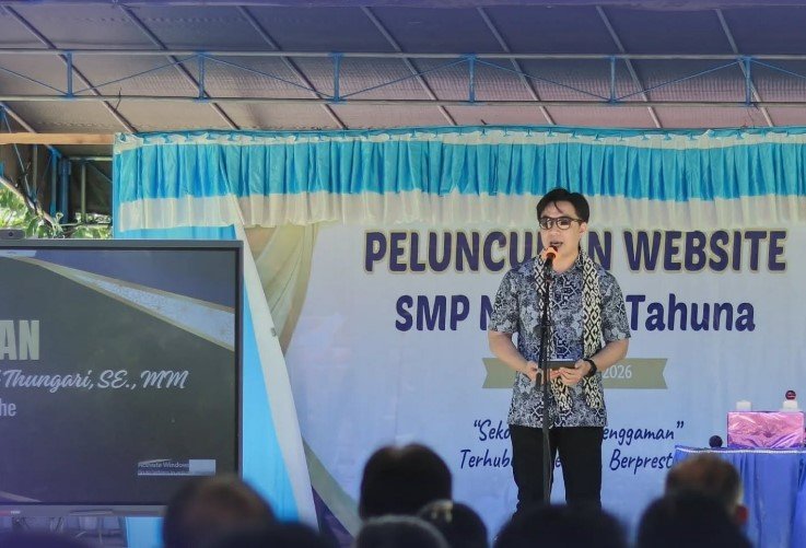 Bupati Michael Thungari meluncurkan website SMP Negeri 1 Tahuna saat Hardiknas 2026 di Kabupaten Kepulauan Sangihe