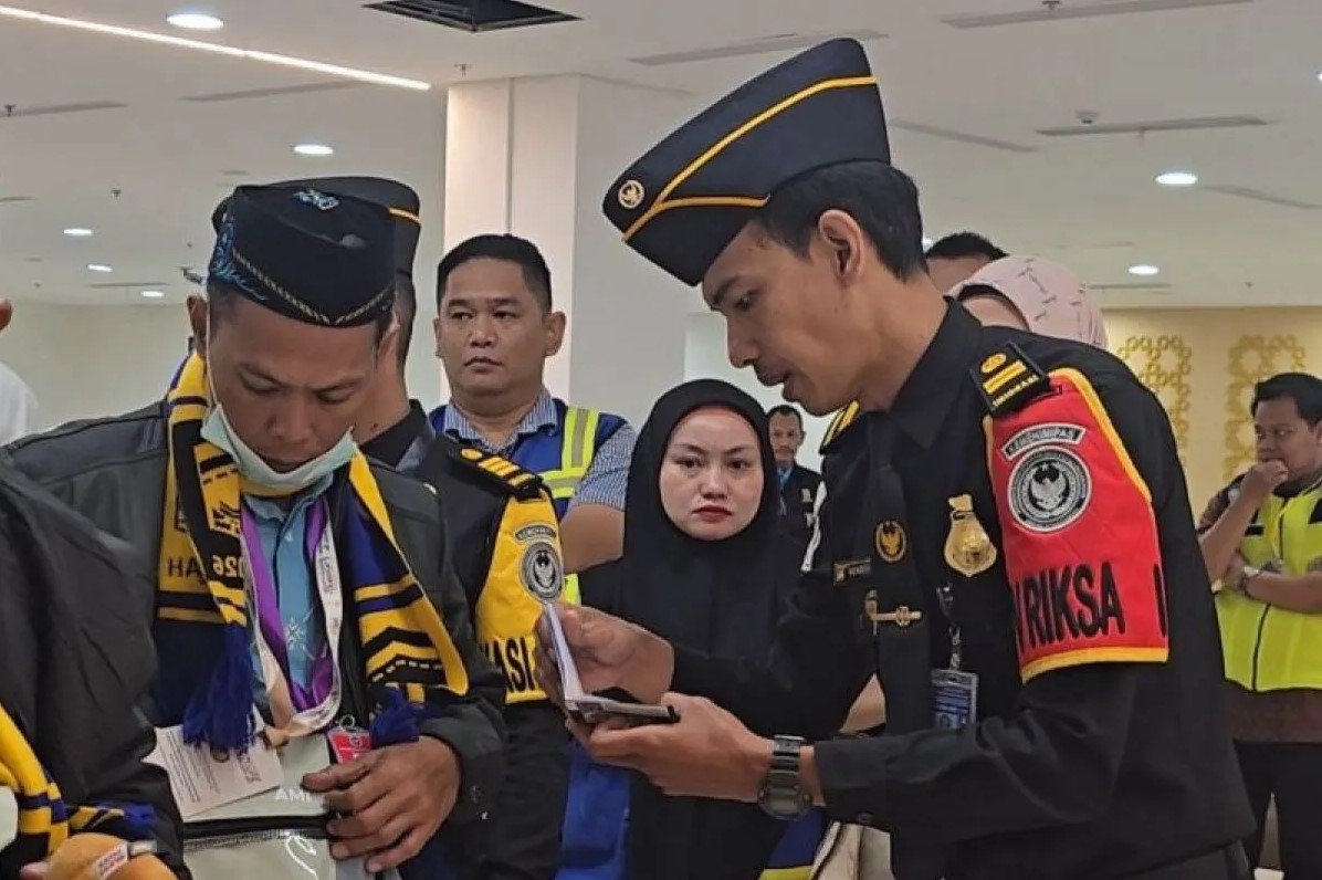 Petugas Imigrasi Soekarno-Hatta memeriksa calon jamaah haji ilegal di Terminal 3 Bandara Soetta