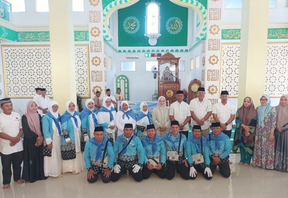 Bupati Oskar Manoppo melepas Jamaah Calon Haji Boltim di Masjid Nur Jannah Tutuyan.
