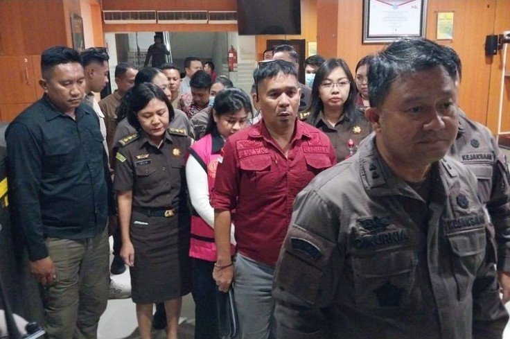 Bupati Sitaro Chyntia Kalangit saat ditahan Kejati Sulut terkait korupsi dana bantuan erupsi Gunung Ruang
