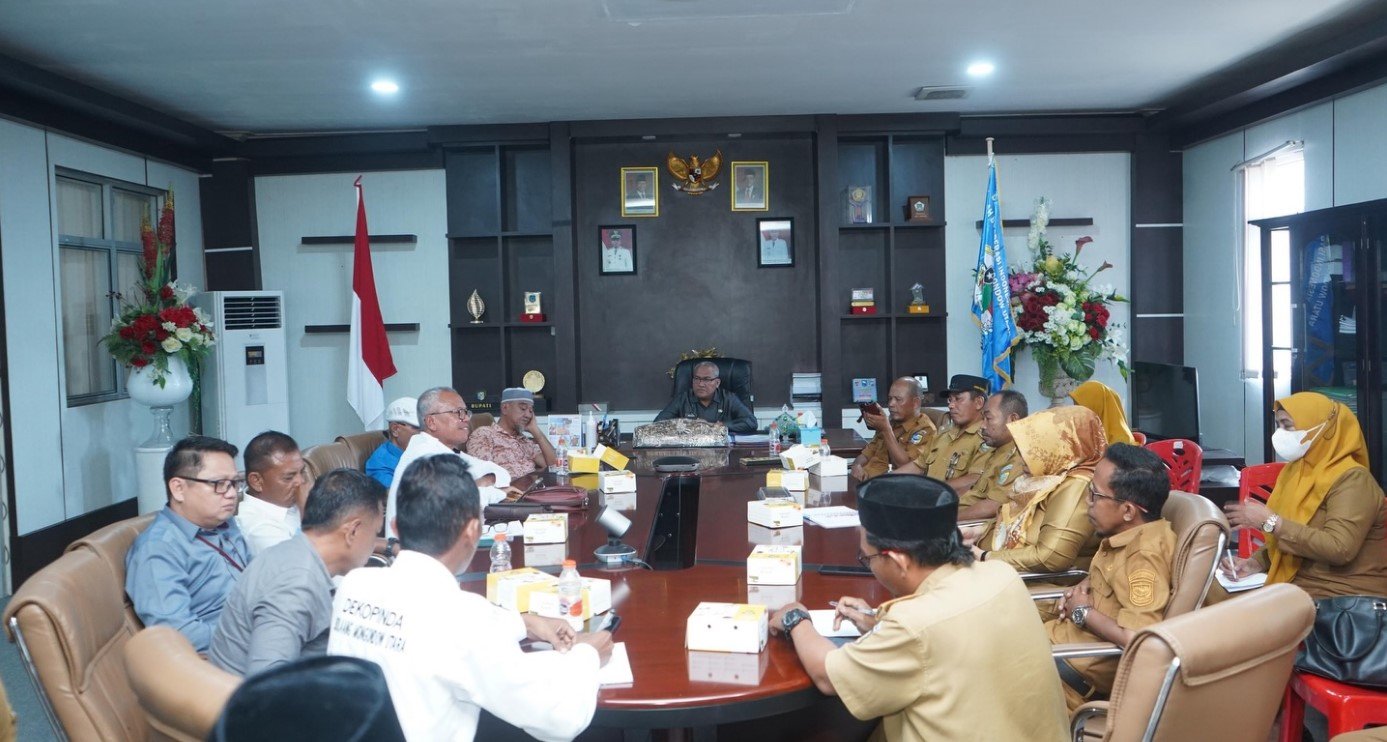 Asisten Bidang Perekonomian dan Pembangunan Bolmut menghadiri rapat pertambangan rakyat bersama Dekopinda