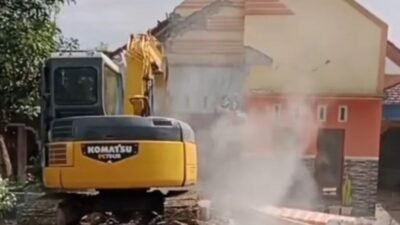 Alat berat merobohkan rumah pasutri akibat sengketa harta gono gini di Blitar Jawa Timur