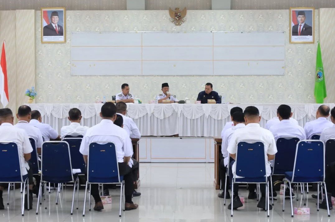 Bupati Pasaman Welly Suhery memimpin rapat evaluasi pembangunan tahun 2026 di Kantor Bupati Pasaman