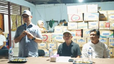 Bupati Bolmut Sirajudin Lasena menyerahkan bantuan logistik kepada korban banjir bandang di Bolaang Mongondow melalui posko utama penanggulangan bencana.