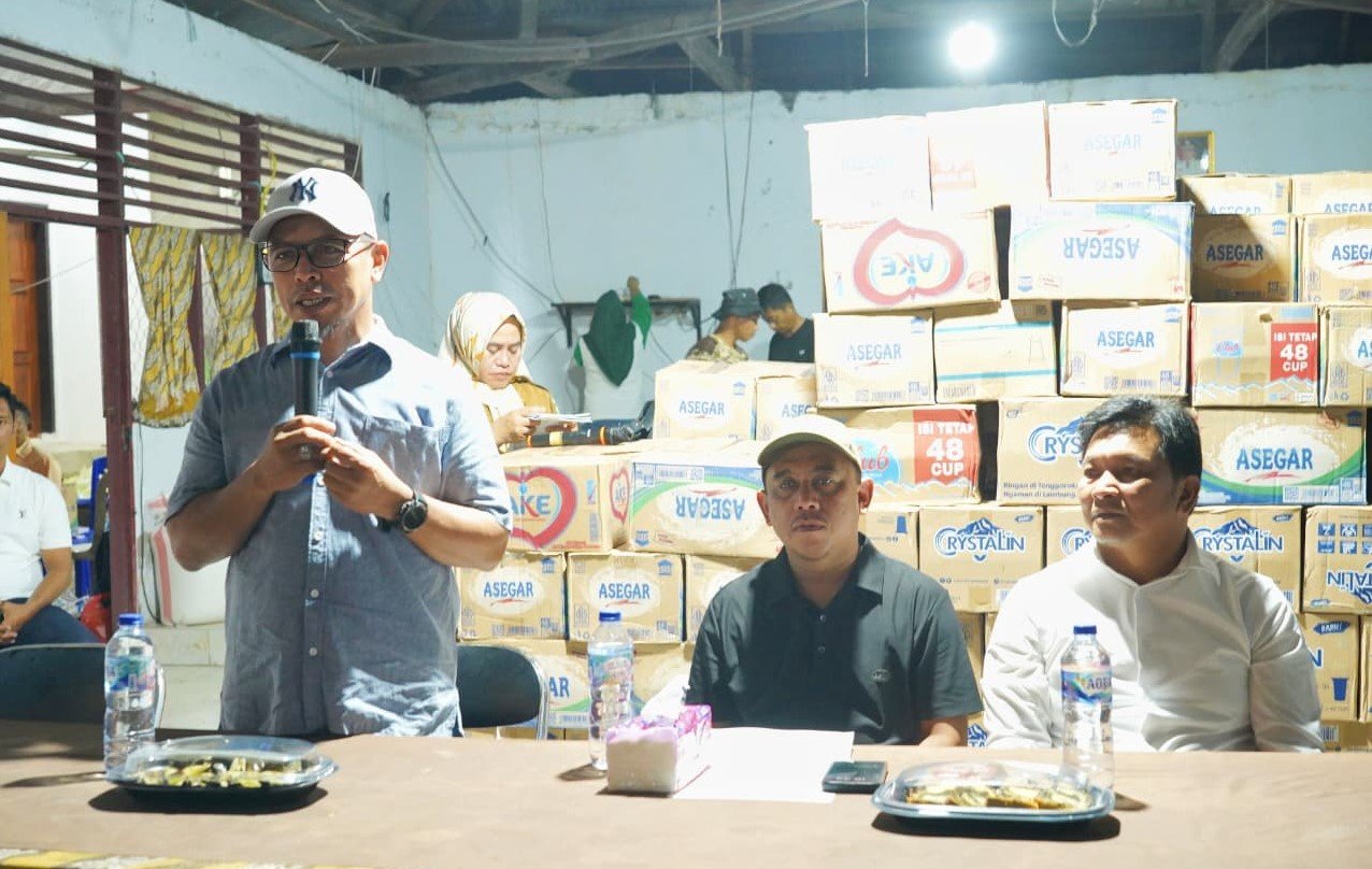 Bupati Bolmut Sirajudin Lasena menyerahkan bantuan logistik kepada korban banjir bandang di Bolaang Mongondow melalui posko utama penanggulangan bencana.