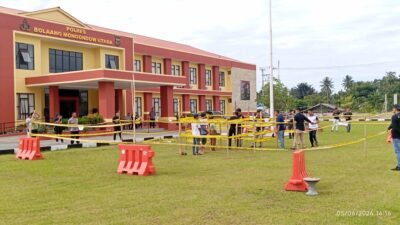 Penyidik Polres Bolmut memperagakan rekonstruksi kematian Candri Wartabone dengan 20 adegan di halaman Mapolres Bolmut.
