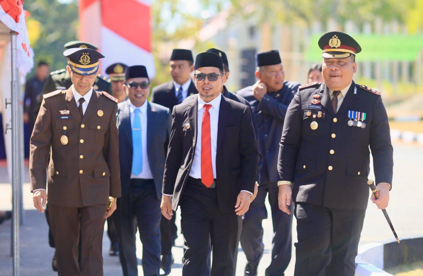 Bupati bolmut bersama kapolres bolmut pada upacara peringatan hari bhayangkara ke 80 di polres bolmut
