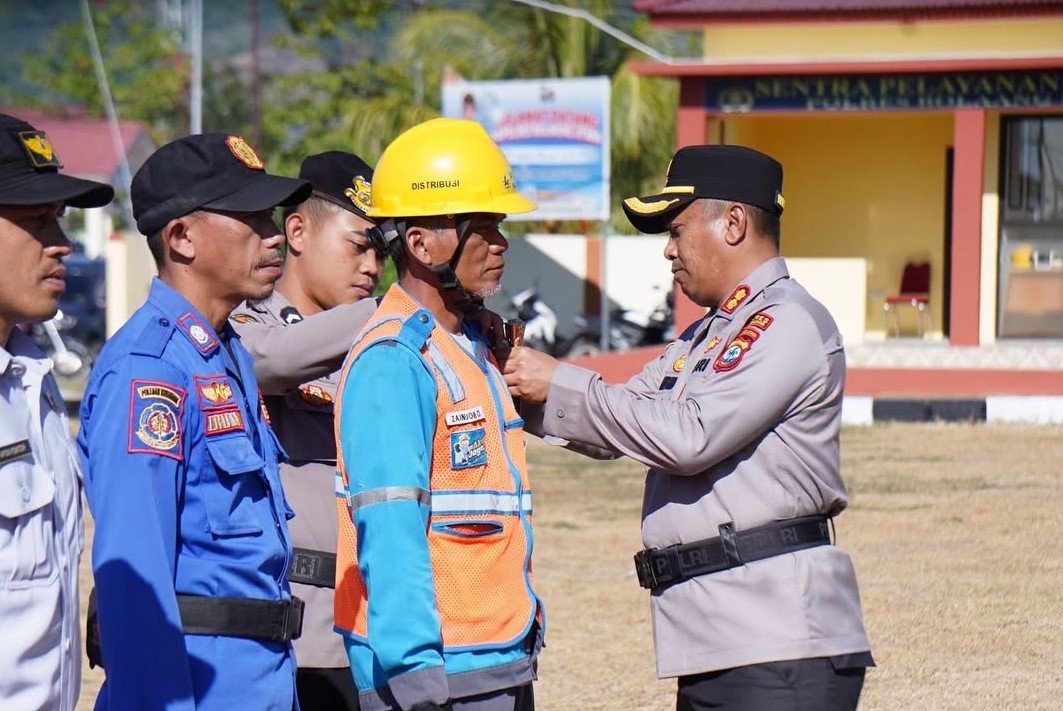 AKBP Andhika Fitriansyah memberikan arahan saat apel kesiapsiagaan bencana.