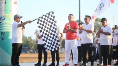 Kapolres Bolmut AKBP Andhika Fitransyah mengikuti jalan sehat pada pencanangan HUT Ke-81 Kemerdekaan RI di Lapangan Kembar Boroko.