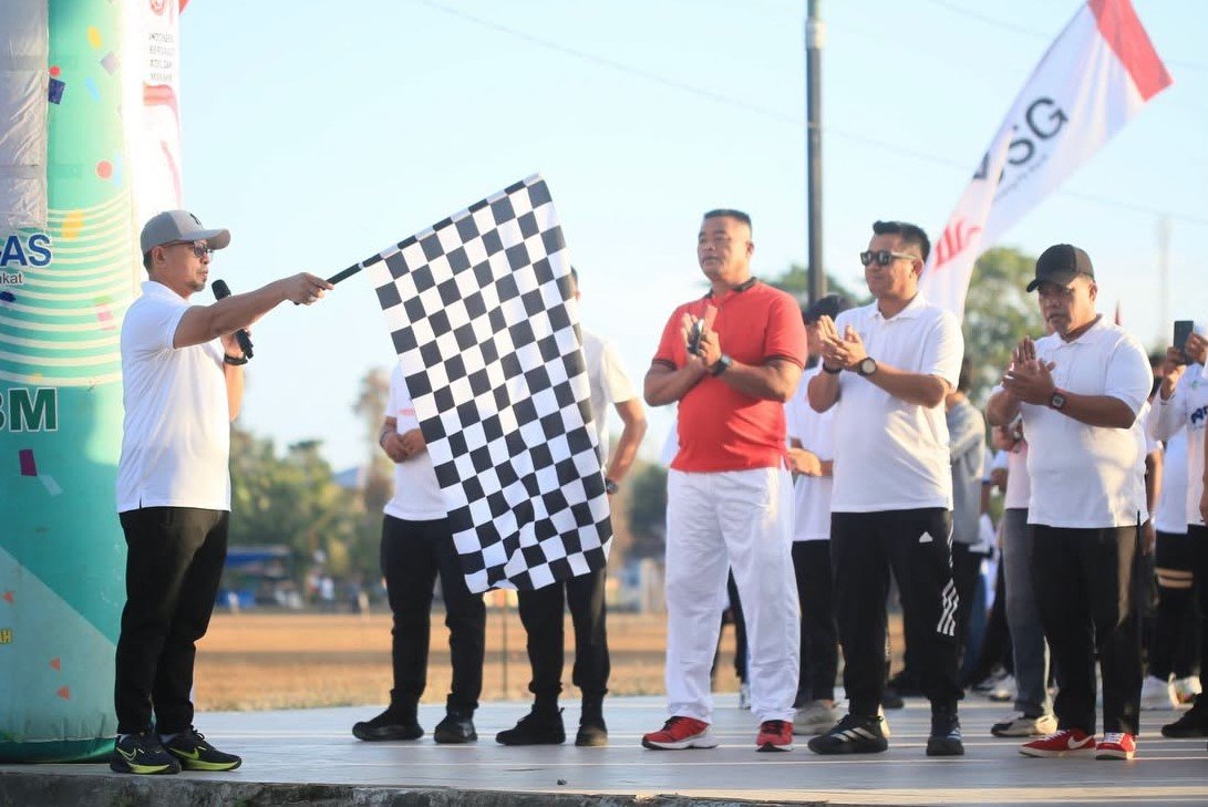 Kapolres Bolmut AKBP Andhika Fitransyah mengikuti jalan sehat pada pencanangan HUT Ke-81 Kemerdekaan RI di Lapangan Kembar Boroko.