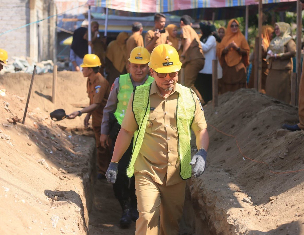 Bupati Bolmut Sirajudin Lasena meletakkan batu pertama dimulainya pembangunan prasarana pendidikan KB dan TK Al-Hidayah Desa Duini