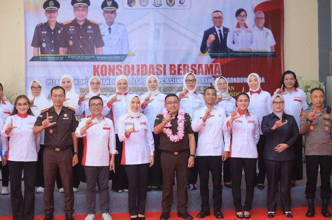 Bupati Bolmut Moh Aditya Pontoh menerima kunjungan Plt Kajati Sulut Ferry Tas di Pantai Batu Pinagut.