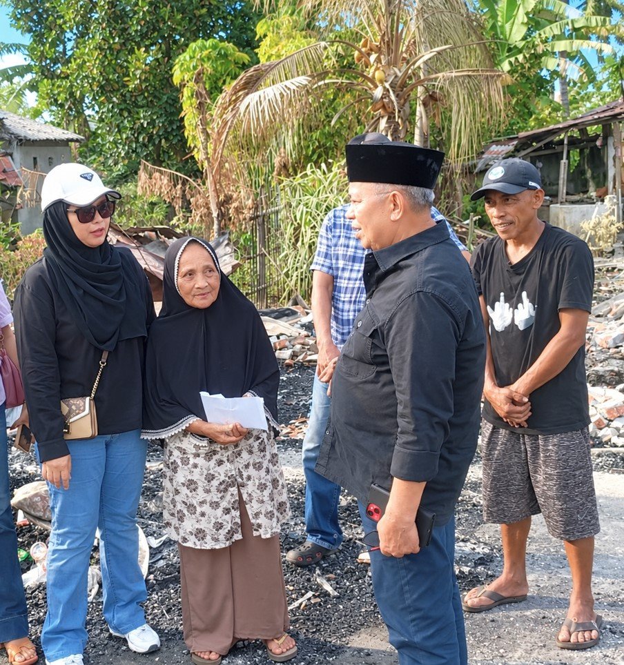 Hj. Dewi Zandra Astuti Mondo mengunjungi warga korban kebakaran rumah di Bintauna, Bolaang Mongondow Utara.