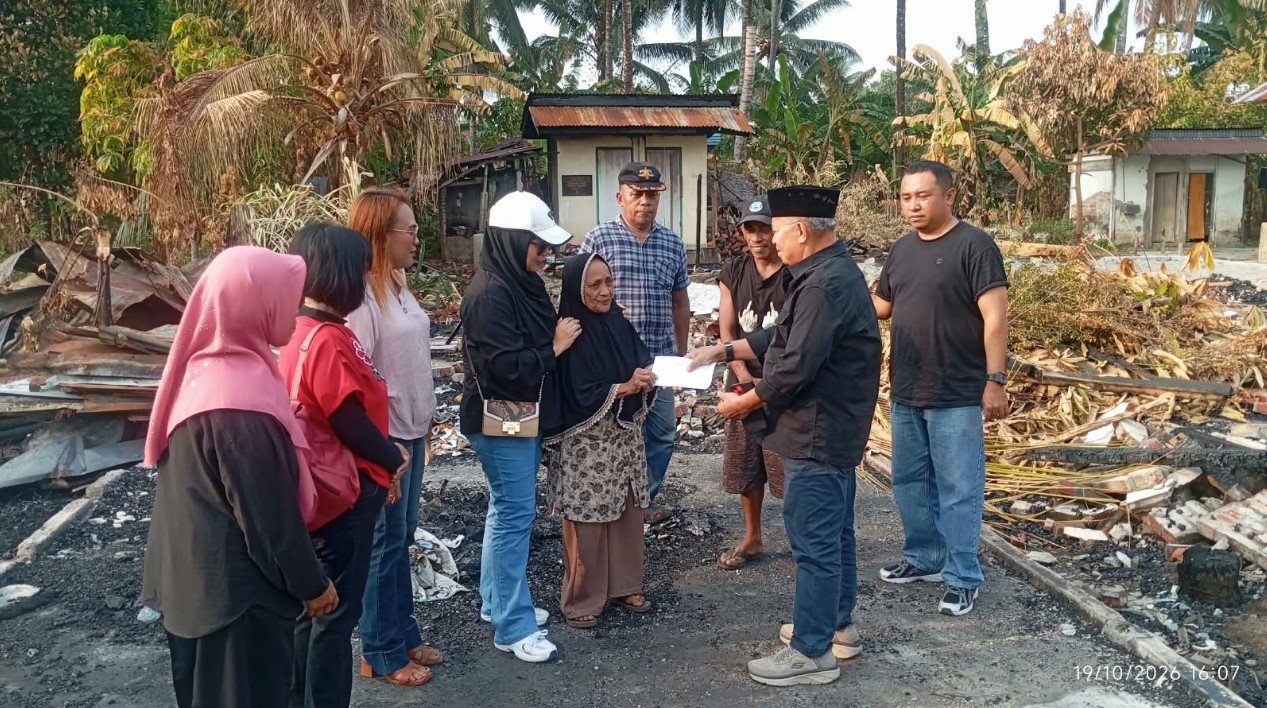 PDI Perjuangan Bolmut menyerahkan bantuan kepada korban kebakaran rumah di Desa Talaga, Kecamatan Bintauna.
