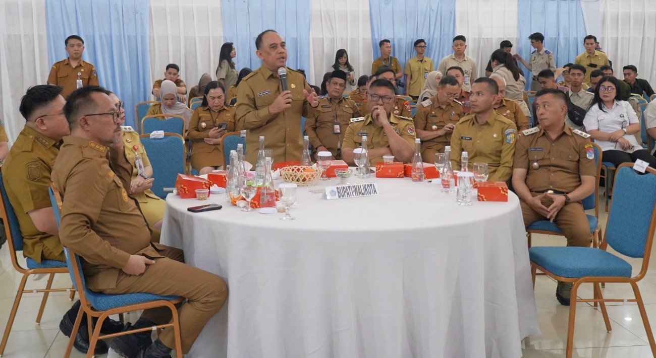 Plt Bupati Bolmut Aditya Pontoh menghadiri rapat koordinasi dalam agenda reses Komisi II DPR RI di Kantor Gubernur Sulawesi Utara